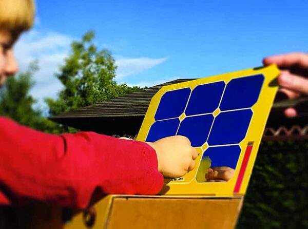 enfant apprenant la cuisson solaire