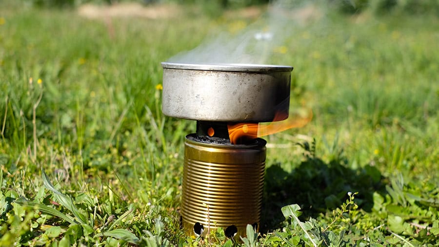 Réchaud à bois en pleine combustion